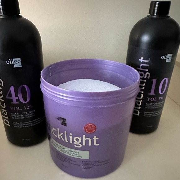 Oligo Blacklight Balayage Clay Lightener and 40 and 10 volume crème developer - Picture 7 of 8